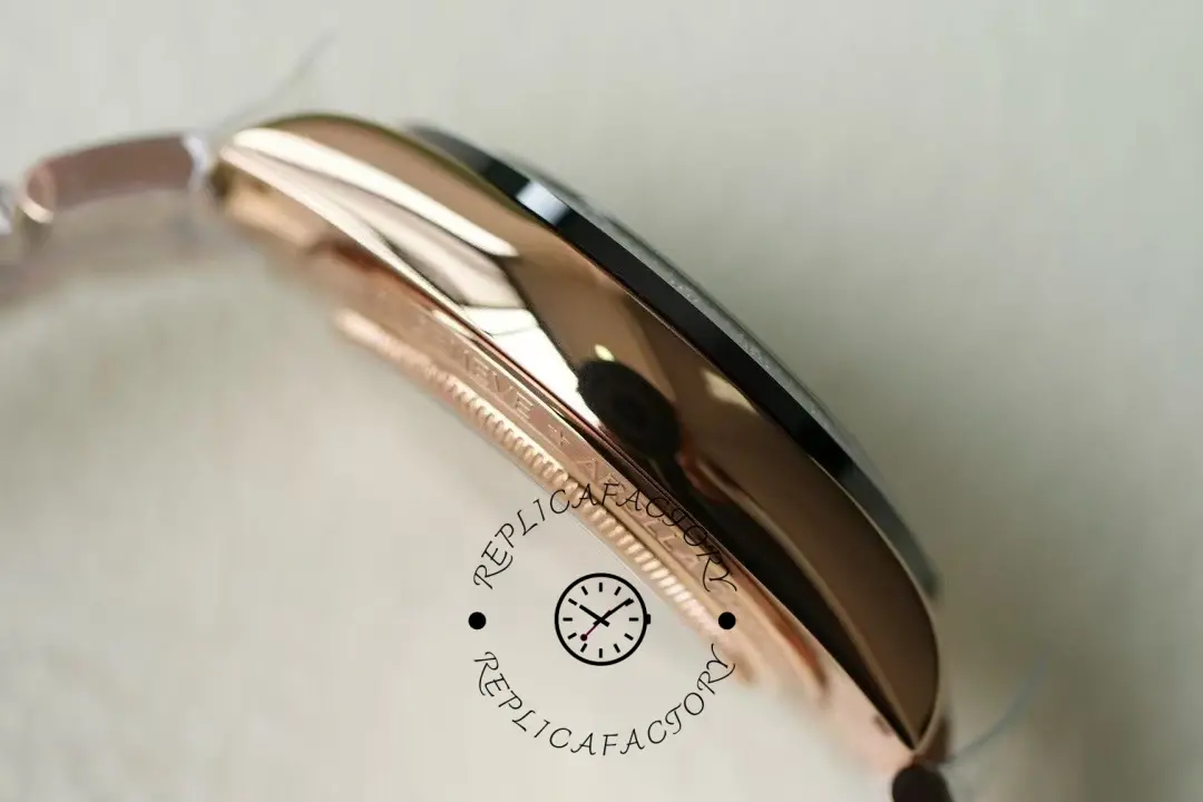 Thin side profile of Rolex Daytona 116520 showing polished case thickness.