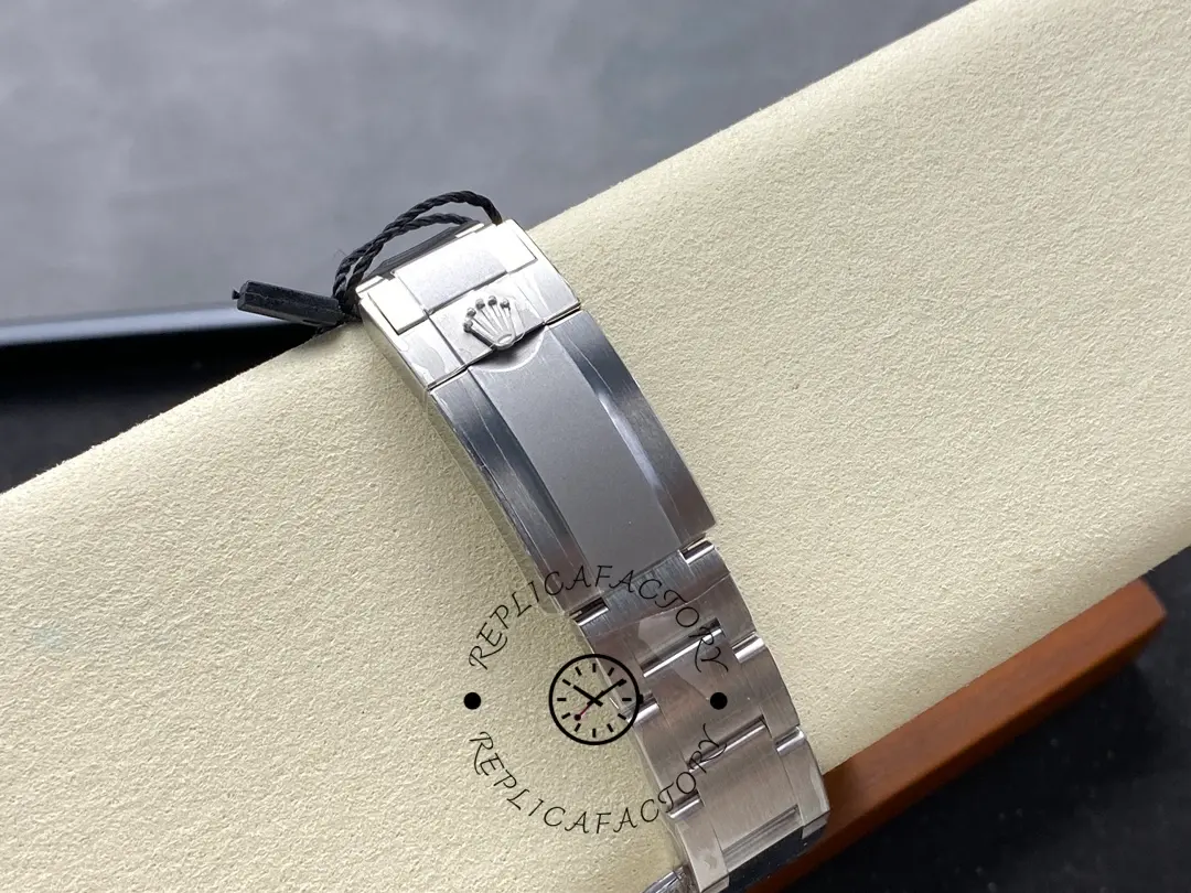 Bracelet clasp view of the Rolex Daytona Artisans de Genève Customized 40mm in stainless steel.