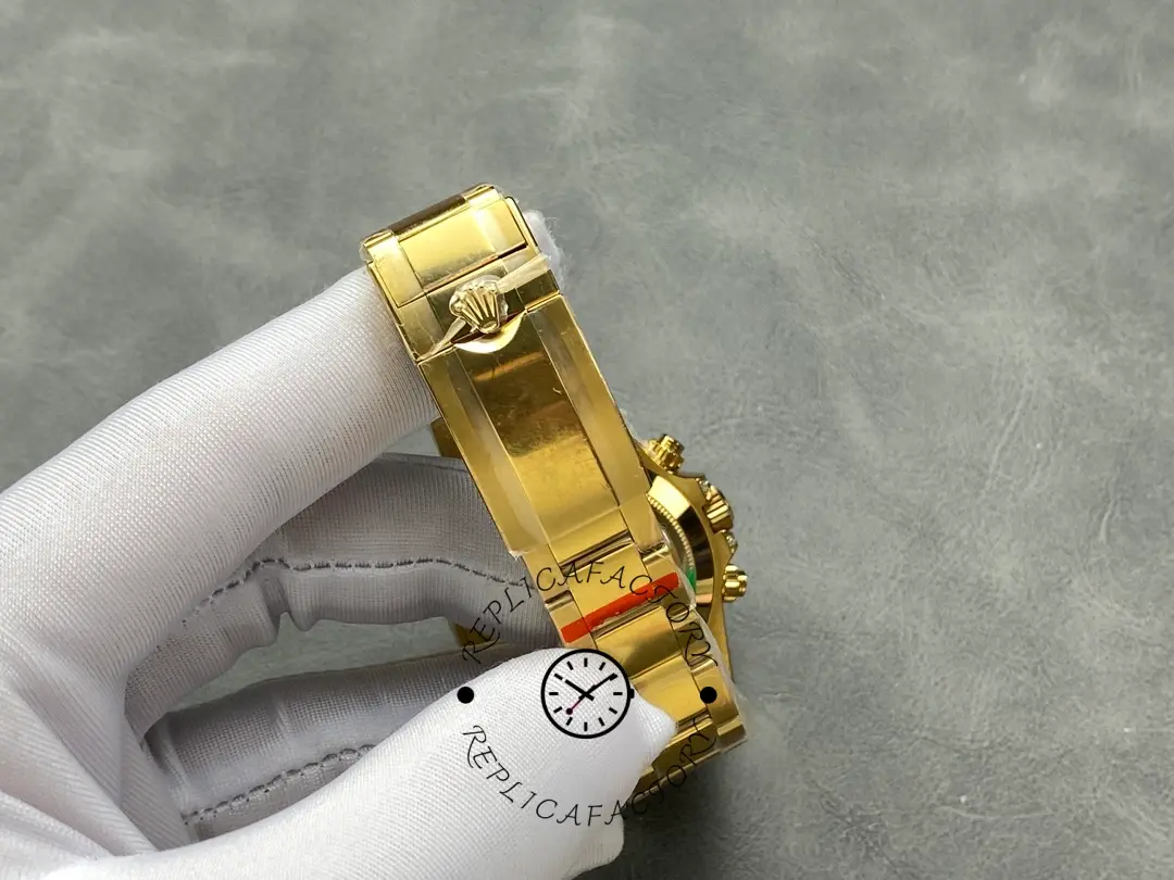 Clasp detail of Rolex Daytona 116598RBOW yellow gold bracelet.