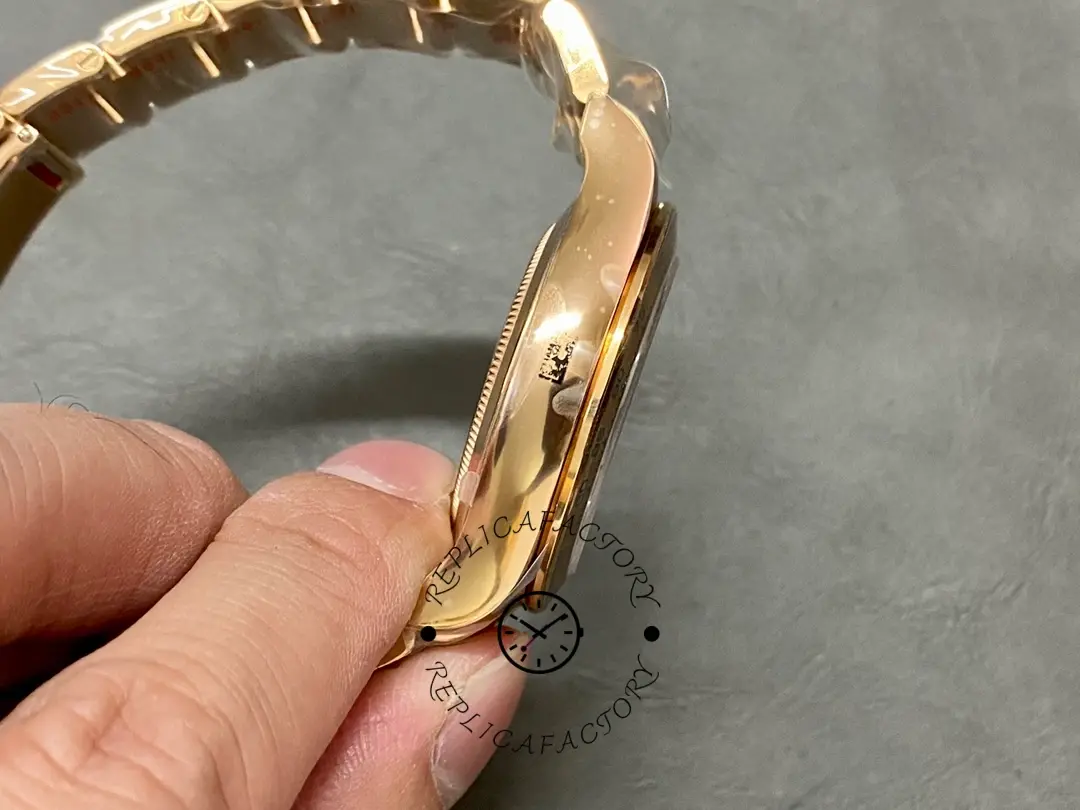 Rolex Daytona 126508, bracelet curvature and case area shown from side angle in hand.