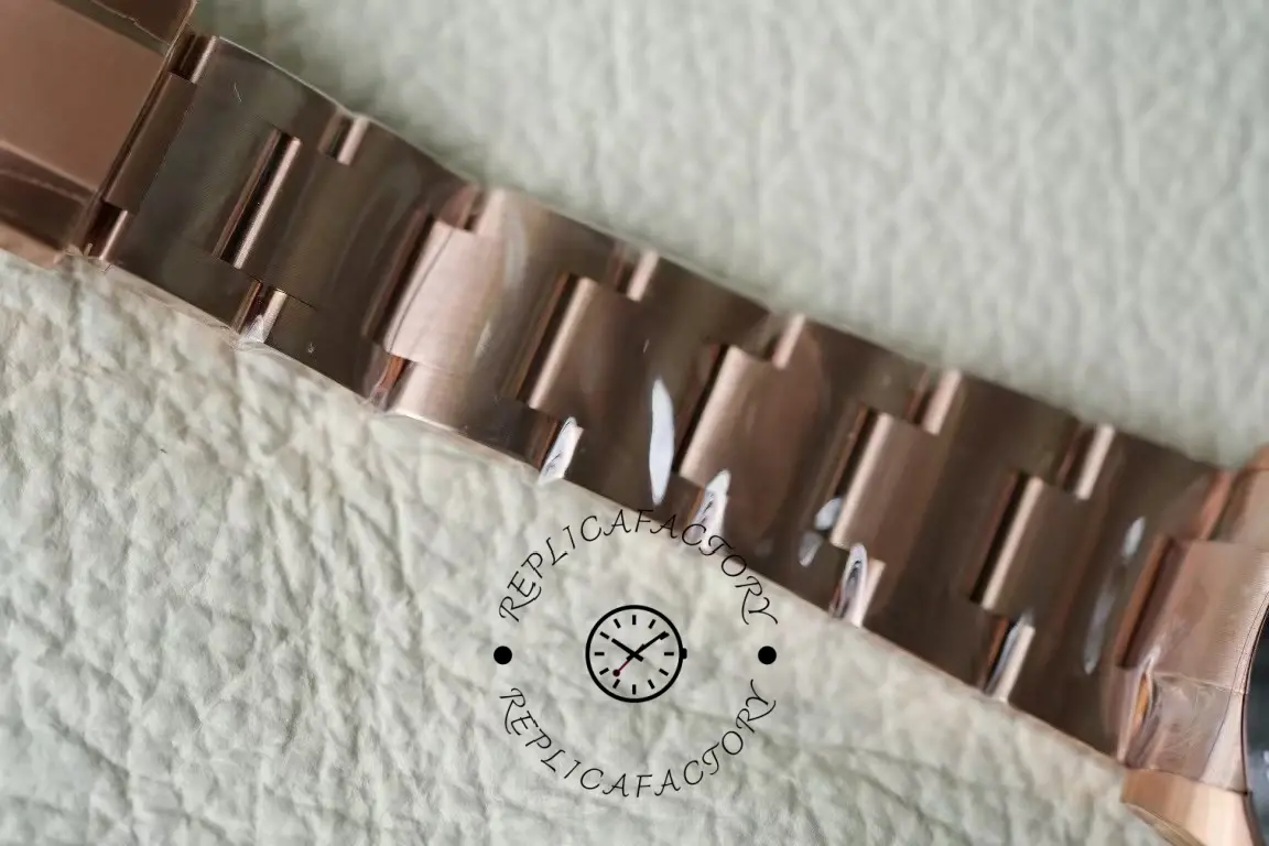 Bracelet link close-up of Rolex Daytona 116520 showing rose-tone links and polishing.