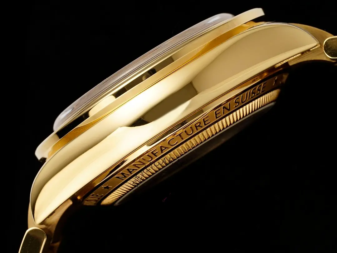 Case profile of the Rolex Daytona Artisans de Geneve 116528 showing polished gold case thickness.