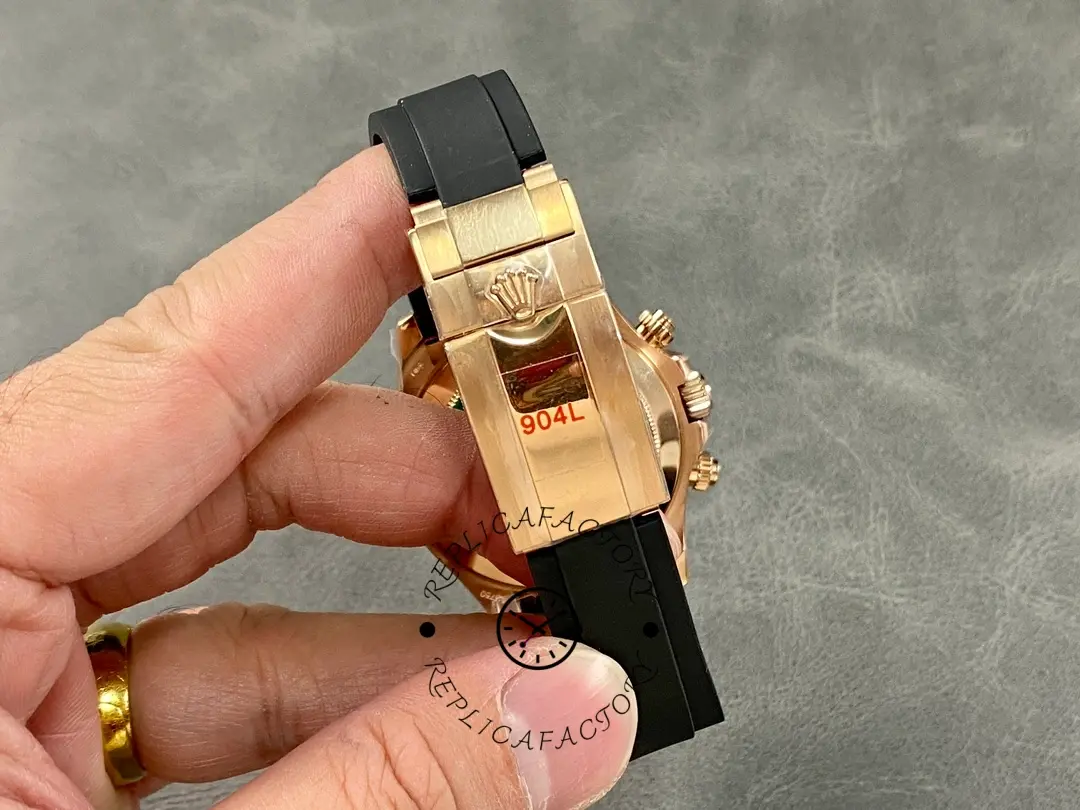 Strap end and clasp view of the Rolex Daytona Everose Rubber 116515 Chocolate in hand.