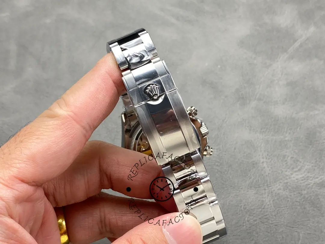 Bracelet and clasp view of the Rolex Daytona 126529LN 40MM held in hand.