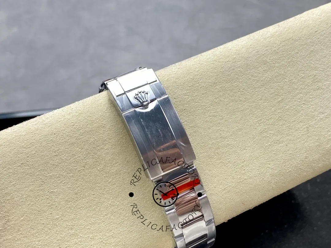 Bracelet clasp view of Rolex Daytona Arabic 116506 showing steel clasp and link finish.