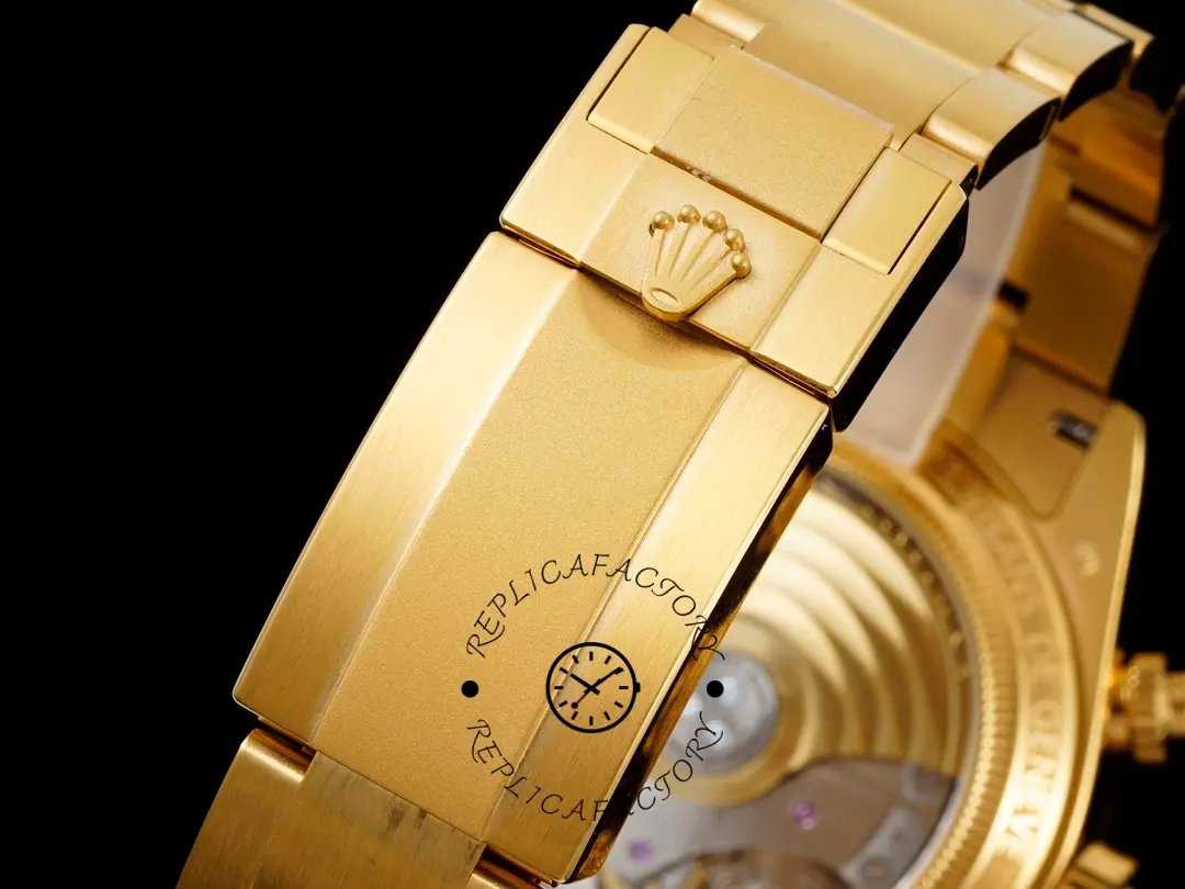 Bracelet clasp detail of the Rolex Daytona Artisans de Geneve 116528 showing gold clasp and links.