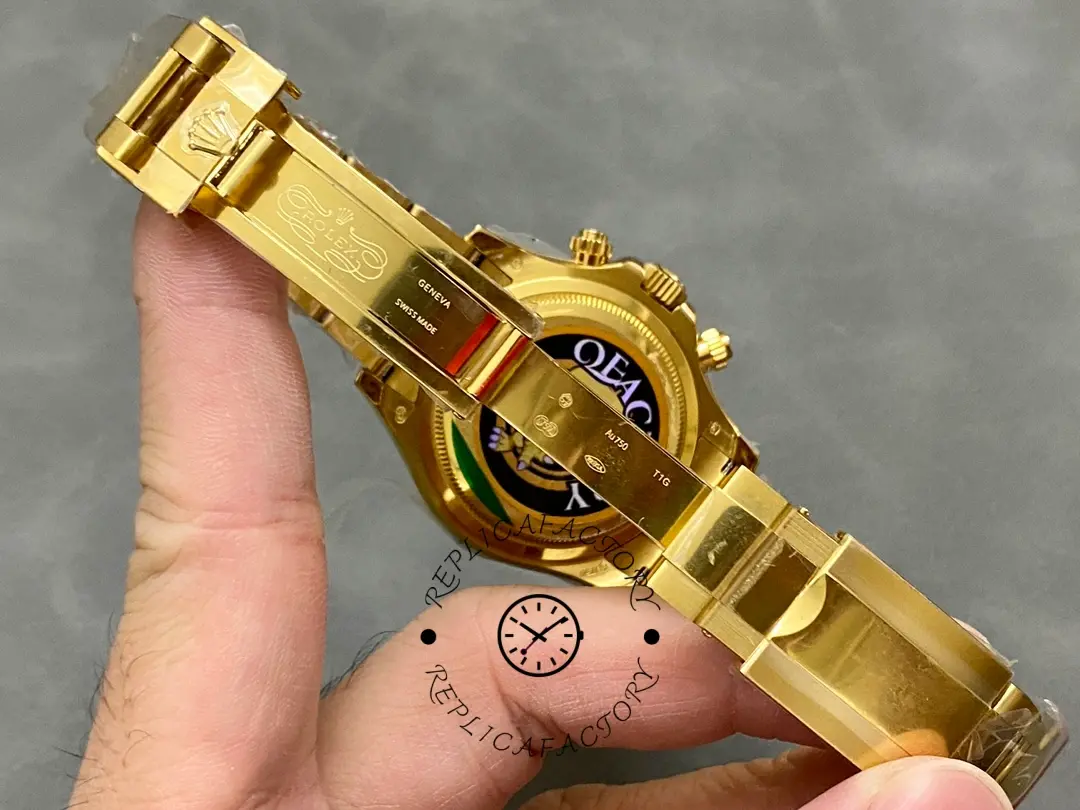 Bracelet link close-up of Rolex Daytona 126508 showing polished gold links.