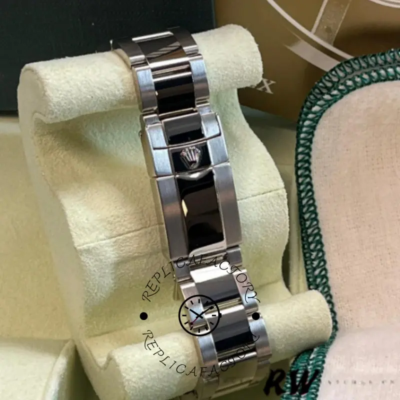 Rolex Daytona 116509 bracelet close-up, polished center links and clasp detail.