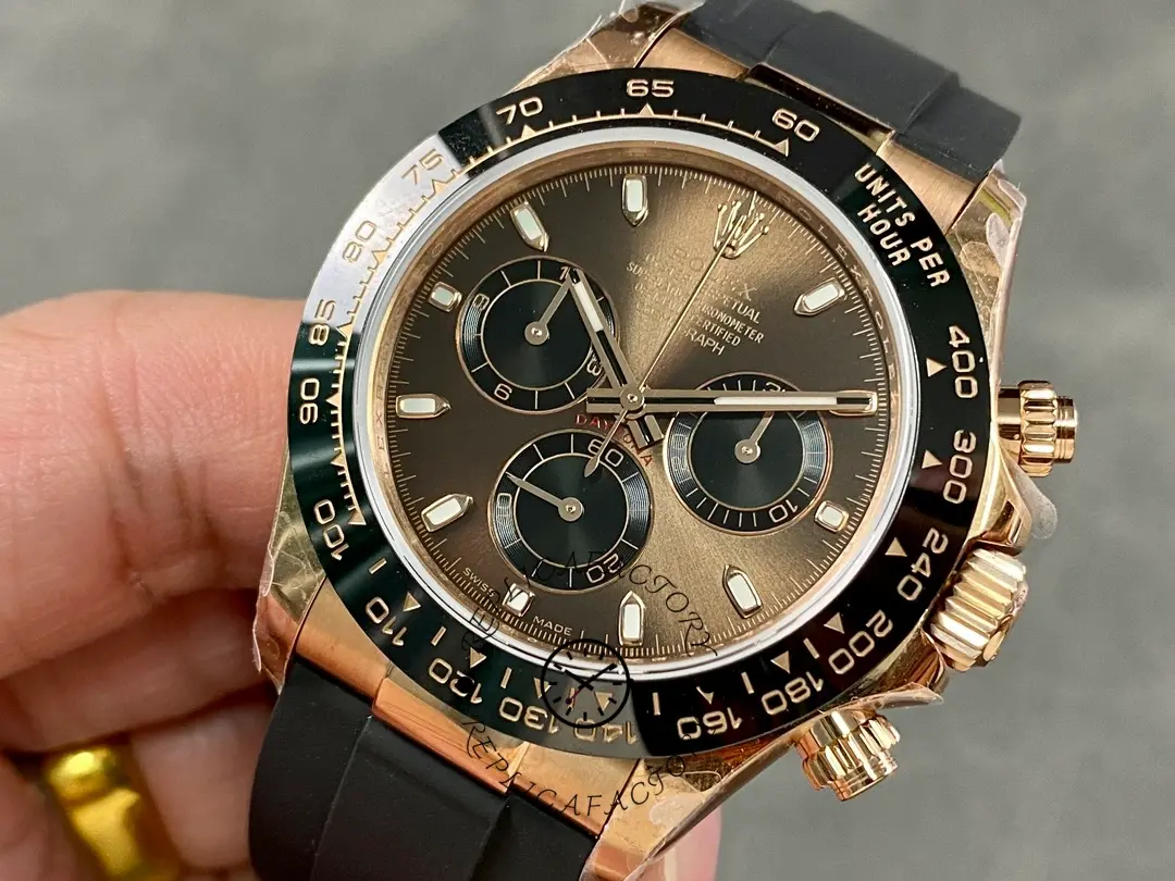 Front close-up of the Rolex Daytona Everose Rubber 116515 Chocolate showing gold case edges.