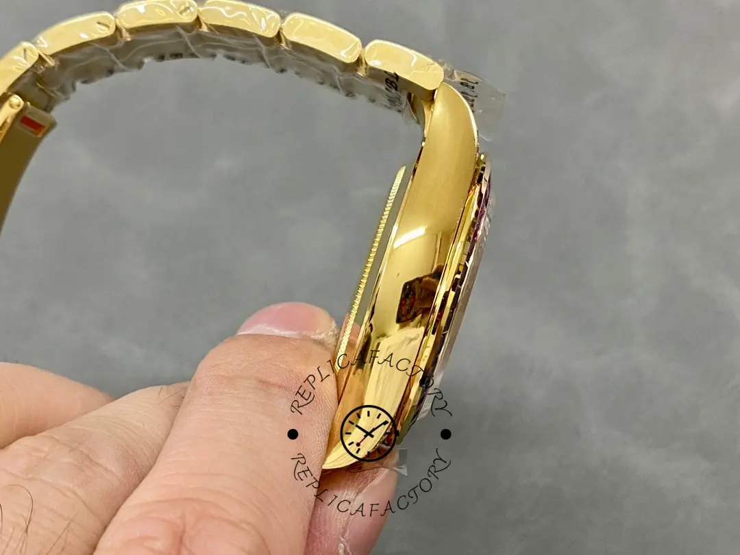 Side view of the Rolex Daytona 116598 40MM showing case thickness and bracelet curve.