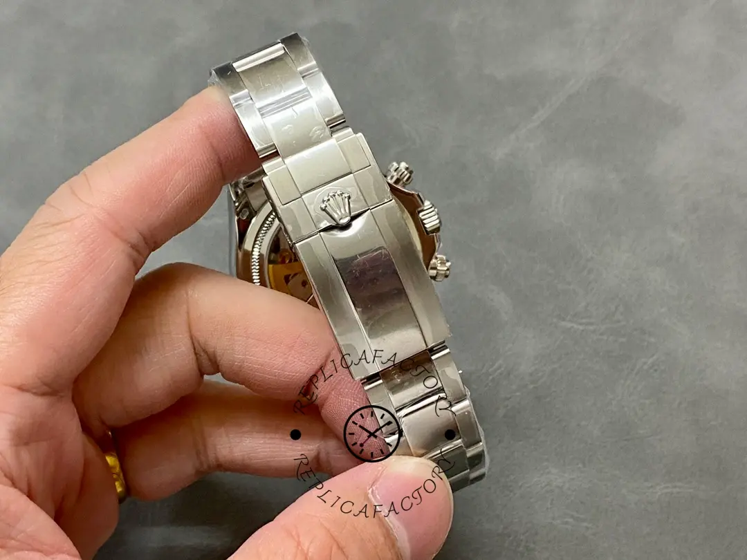 Clasp close-up of the Rolex Daytona 126529LN 40MM showing bracelet links and clasp finish.