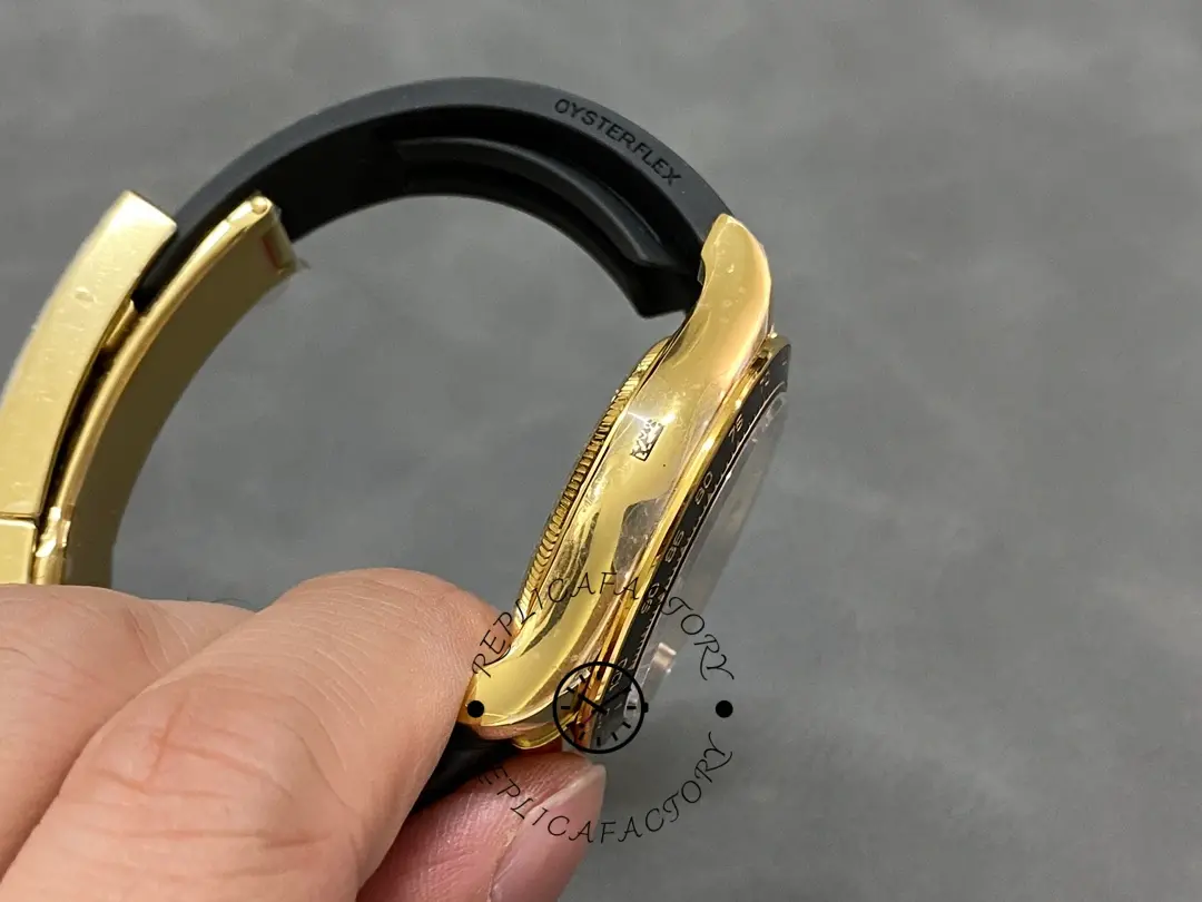 Rolex Daytona 126518LN side view in hand, case thickness and bezel profile shown.