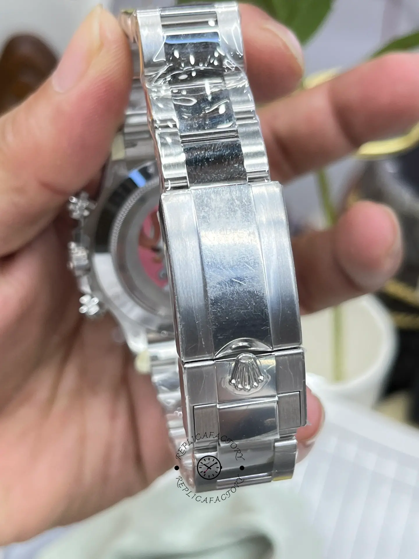 Bracelet open view of Rolex Daytona 116506 showing clasp side and link finishing.