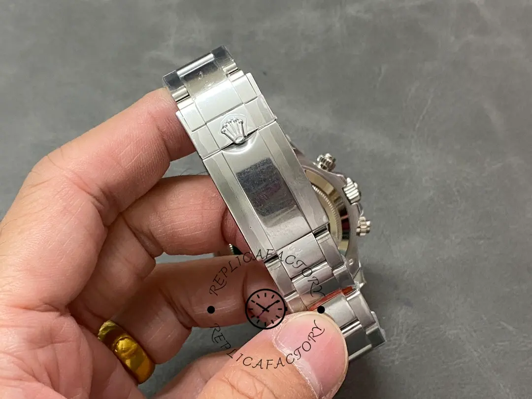 Clasp in-hand view of the Rolex Cosmograph Daytona 116509 40MM showing clasp plate and links.
