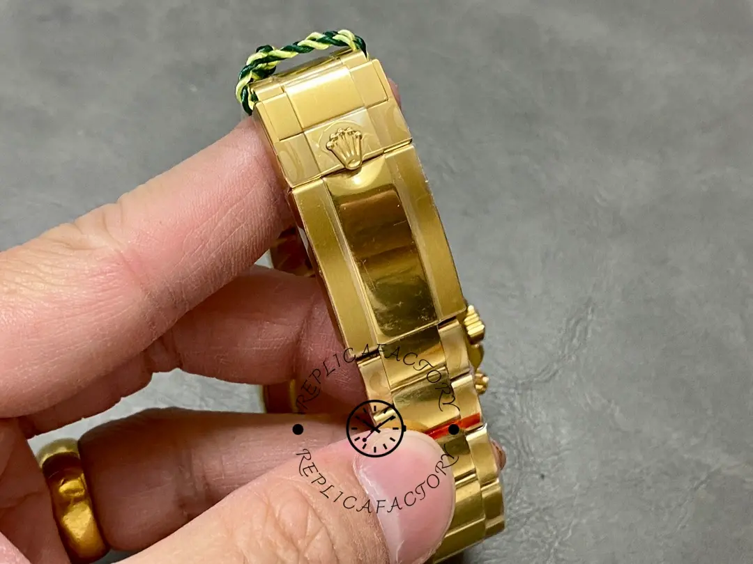 Rolex Daytona 116508 clasp in hand, clasp edge and links detail shown.