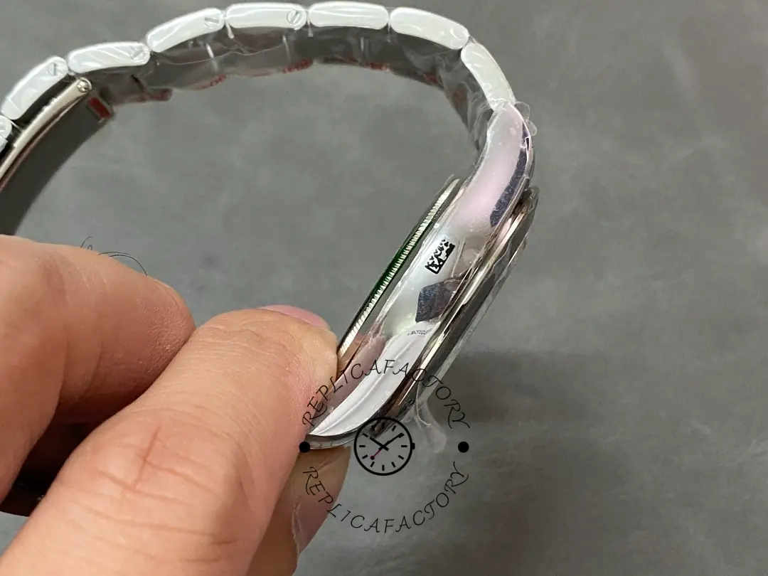 Side profile of the Rolex Cosmograph Daytona 116509 40MM showing case curve and thickness.