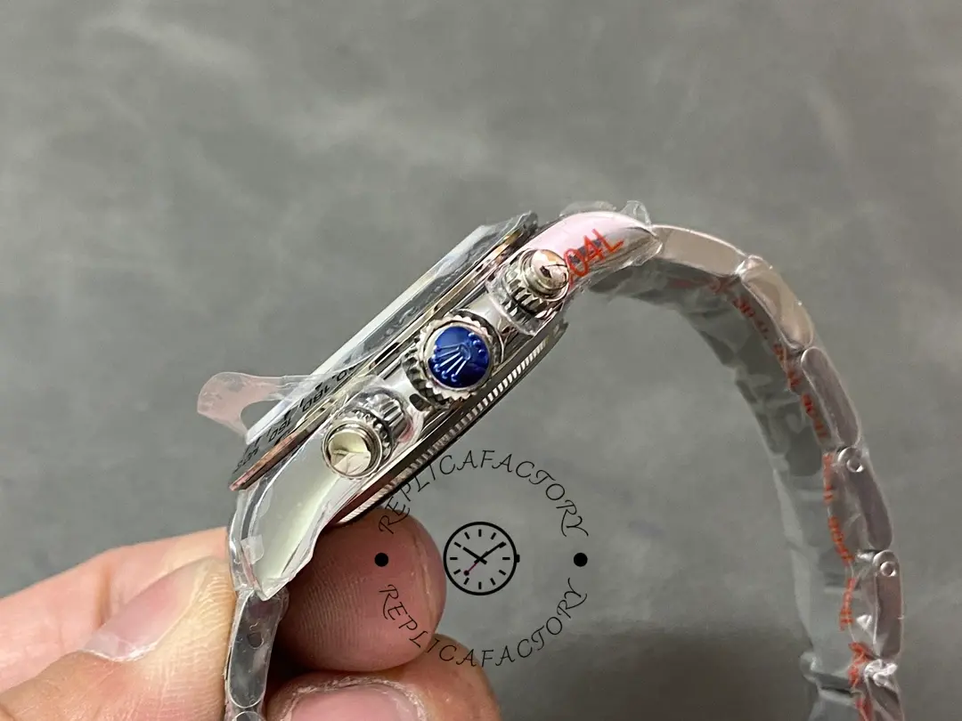 Side view of the Rolex Cosmograph Daytona 116509 40MM showing crown and bracelet end link.