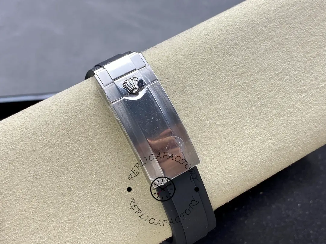 Rolex Daytona 116519 clasp close-up, polished clasp with Rolex engraving detail.