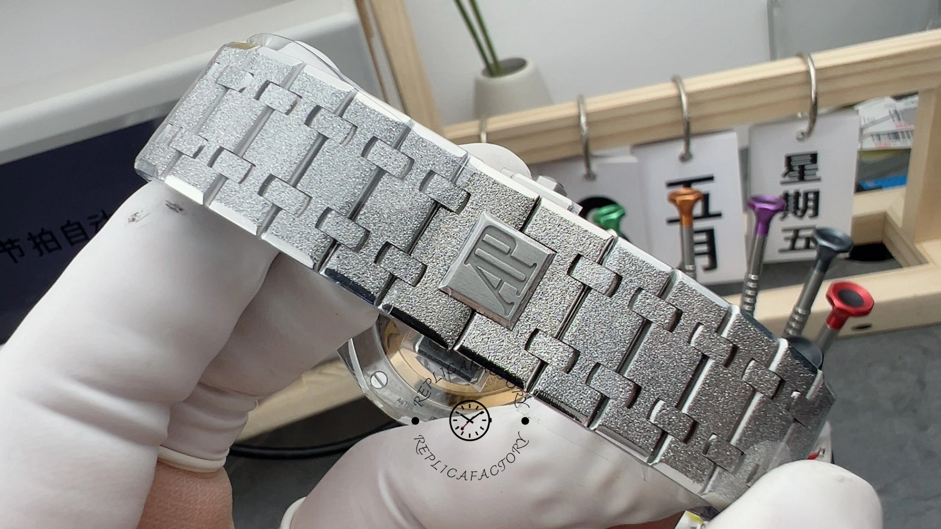AP Replica Royal Oak Chronograph 26240BC.GG.1324BC.02 Blue Dial