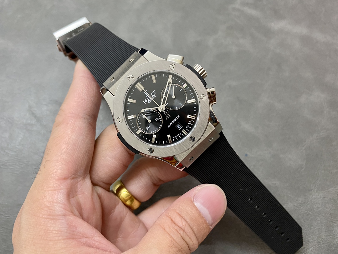 Hublot Classic Fusion 521.NX.1170.RX 45MM Mens