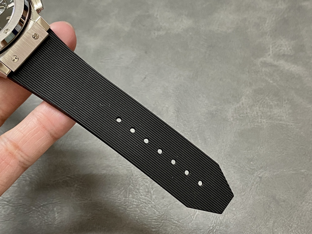 Hublot Classic Fusion 521.NX.1170.RX 45MM Mens