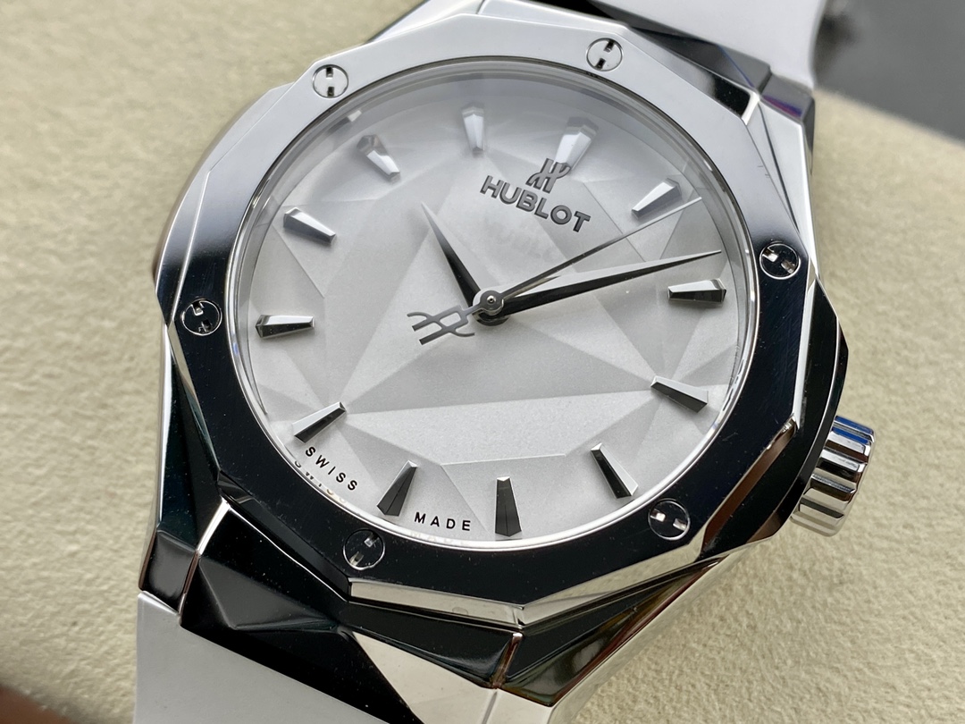 Hublot Classic Fusion 550.NS.2200.RW.ORL20 40 mm