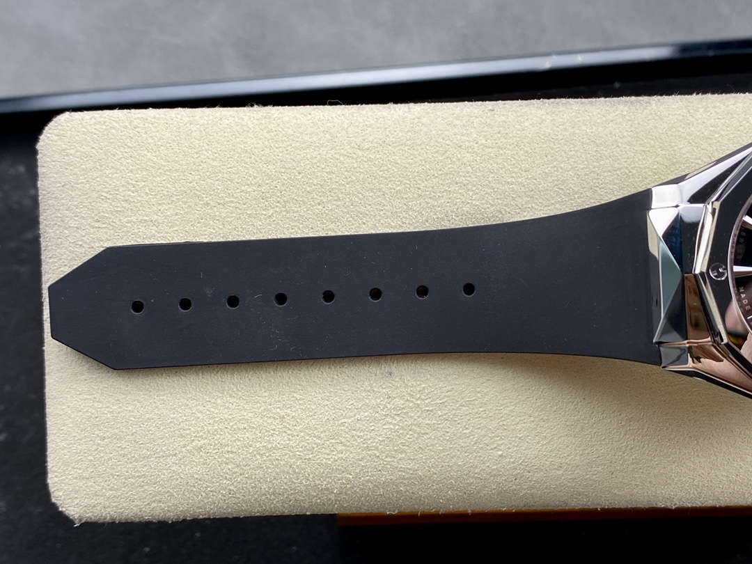 Hublot Classic Fusion 550.NS.2200.RW.ORL20 40 mm