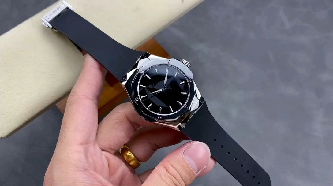 Hublot Classic Fusion 550.NS.2200.RW.ORL20 40 mm