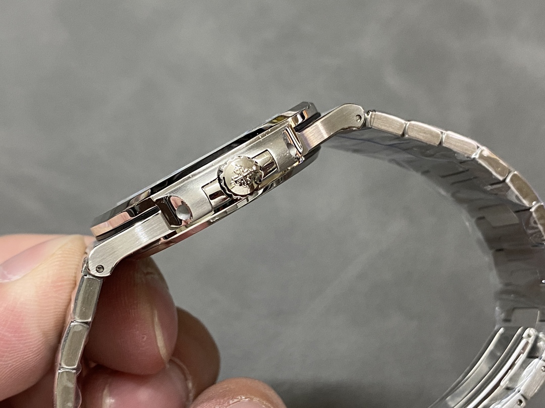 Replica Patek Philippe Nautilus 5711 1A 018 Green Dial 40mm Mens Watch