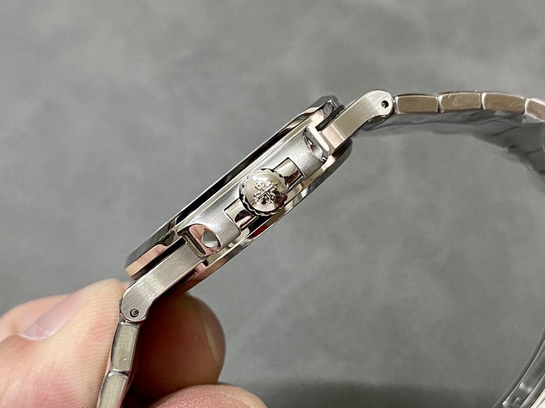 Replica Patek Philippe Nautilus 5711 1A Green Dial 40mm Mens Watch