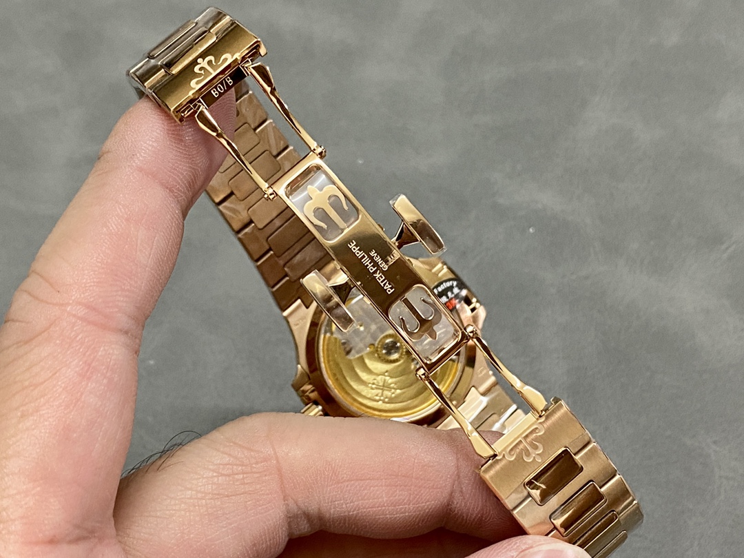 Replica Patek Philippe Nautilus 7118 1R 010 40mm Mens Watch