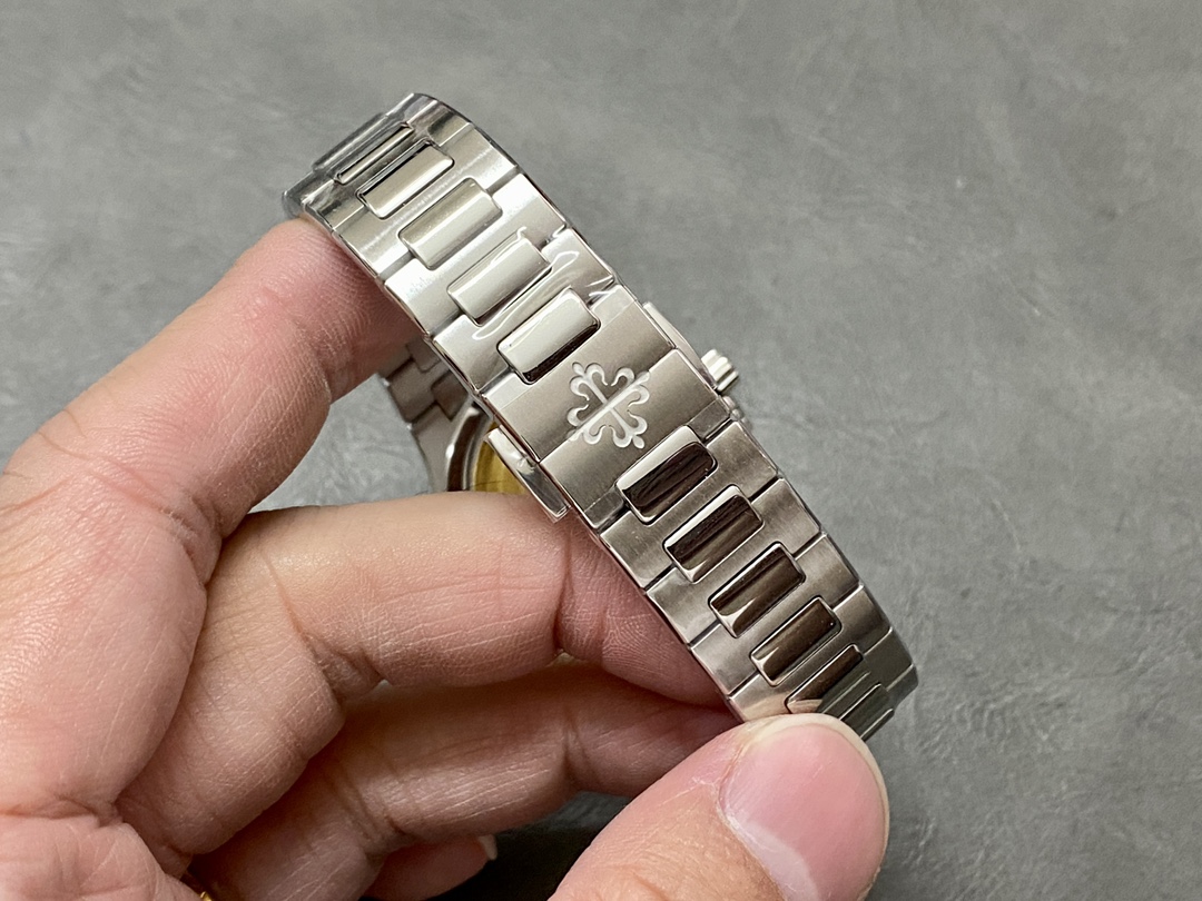 Patek Philippe Ladies Nautilus Blue Dial and Grey Dial 7118 1A 001 35.2mm