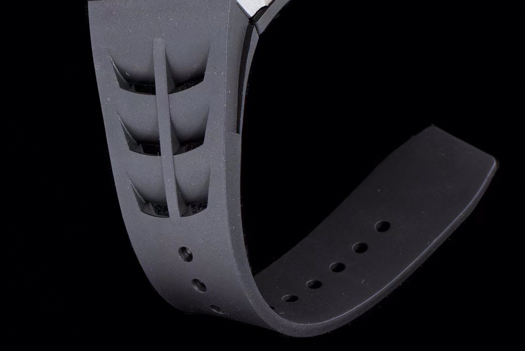 Richard Miller RM 057 NTPT Carbon Fiber Black Rubber Strap