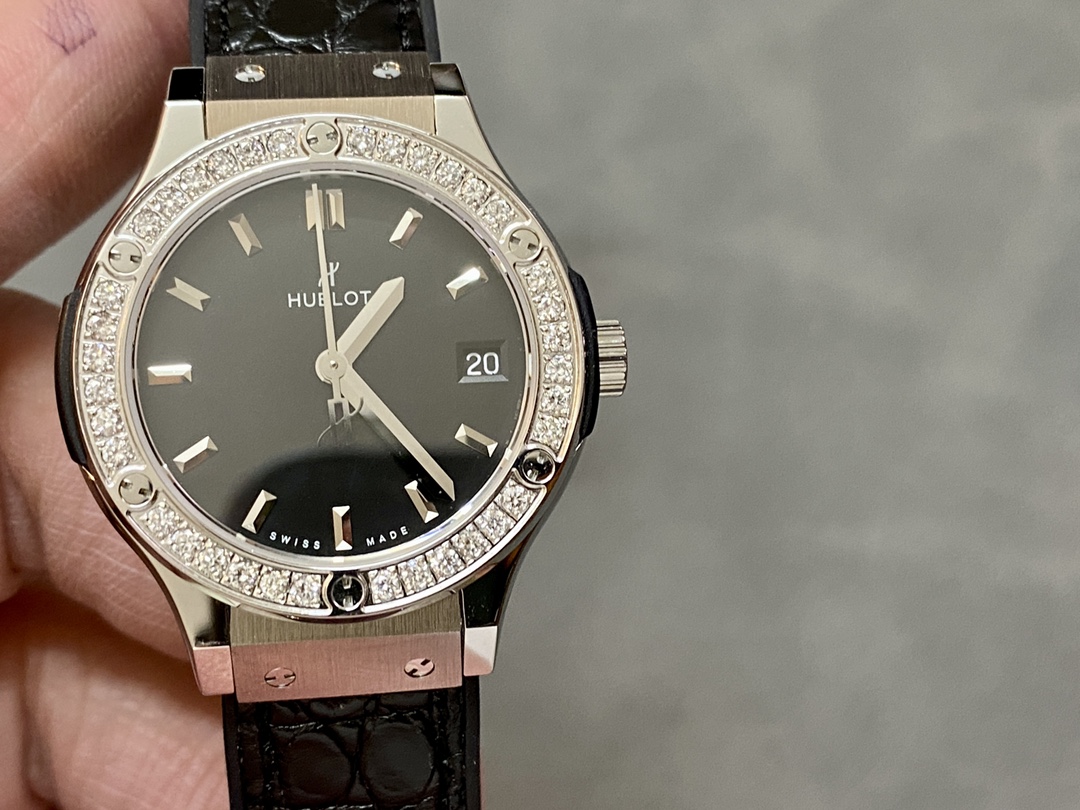 Hublot Classic Fusion 581.NX.1171.LR.1104 33mm Lady Watch