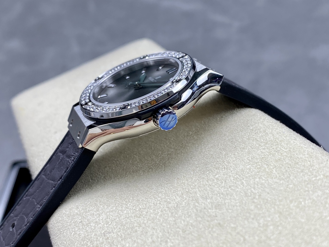 Hublot Classic Fusion 581.NX.7071.LR.1104 33mm Grey Lady Replica Watch