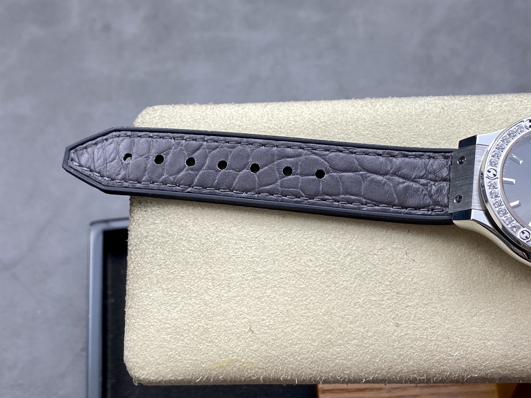 Hublot Classic Fusion 581.NX.7071.LR.1104 33mm Grey Lady Replica Watch