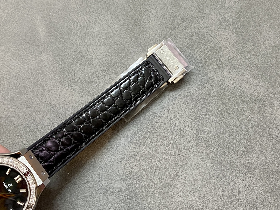 Hublot Classic Fusion 581.NX.1171.LR.1104 33mm Lady Watch