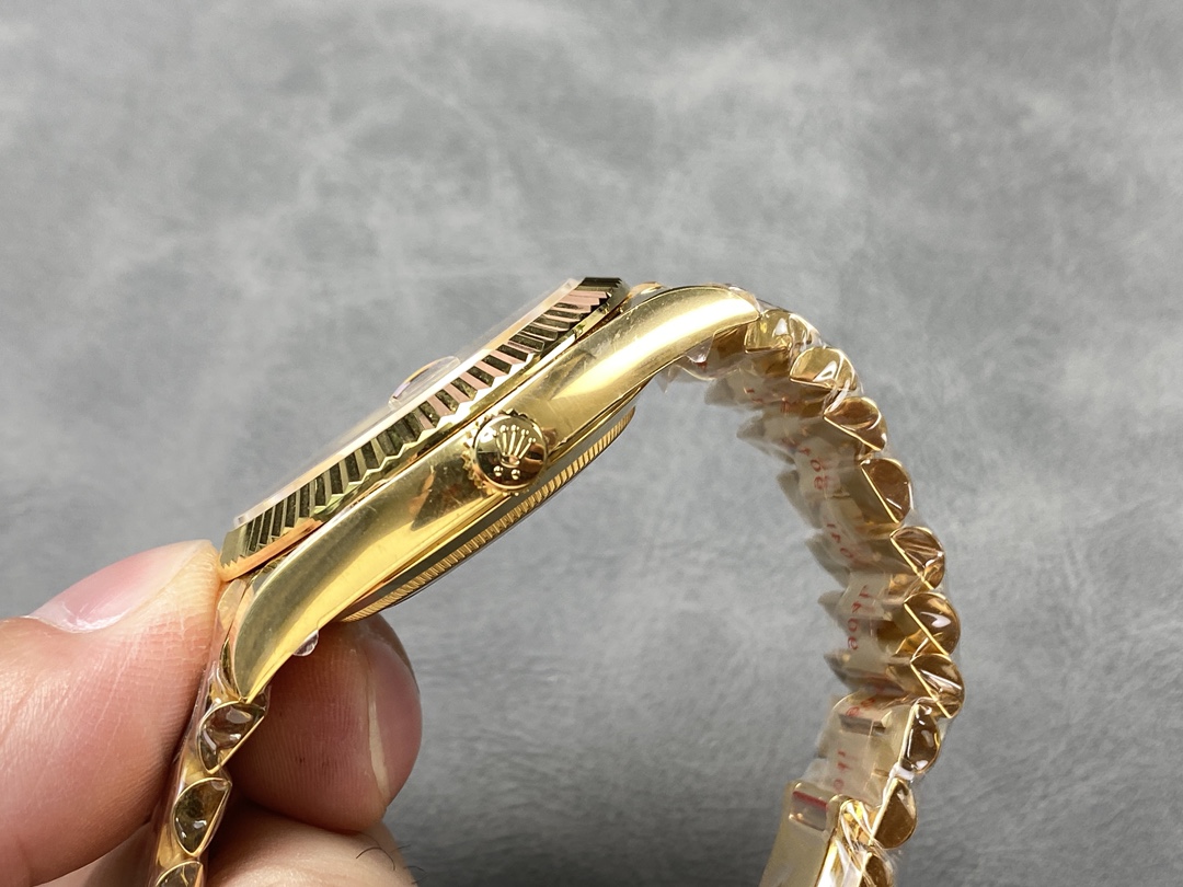 Rolex Day-Date 228238 Champagne Diamond Dial Fluted Bezel 40mm Mens Replica Watch