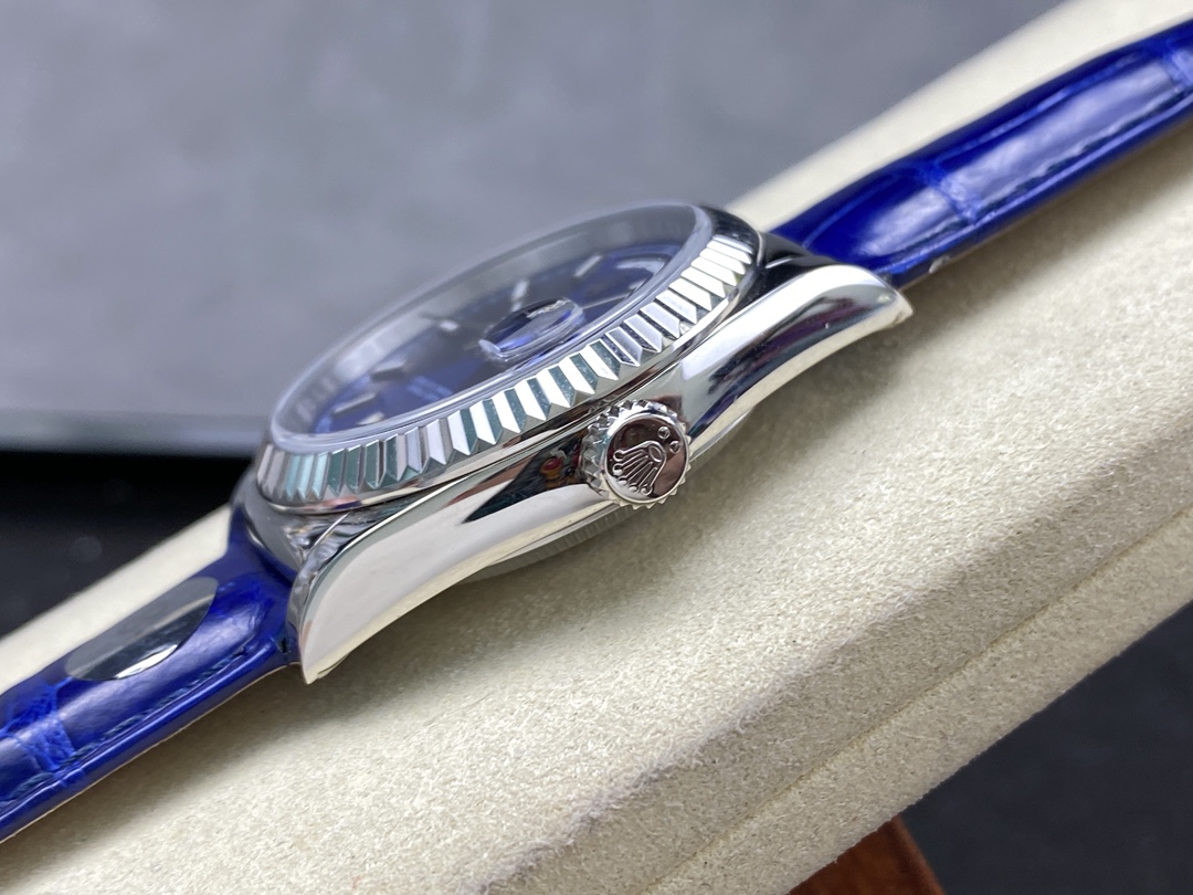 Rolex Day Date 36mm White Gold Fluted Bezel 118139 0004 Blue Index