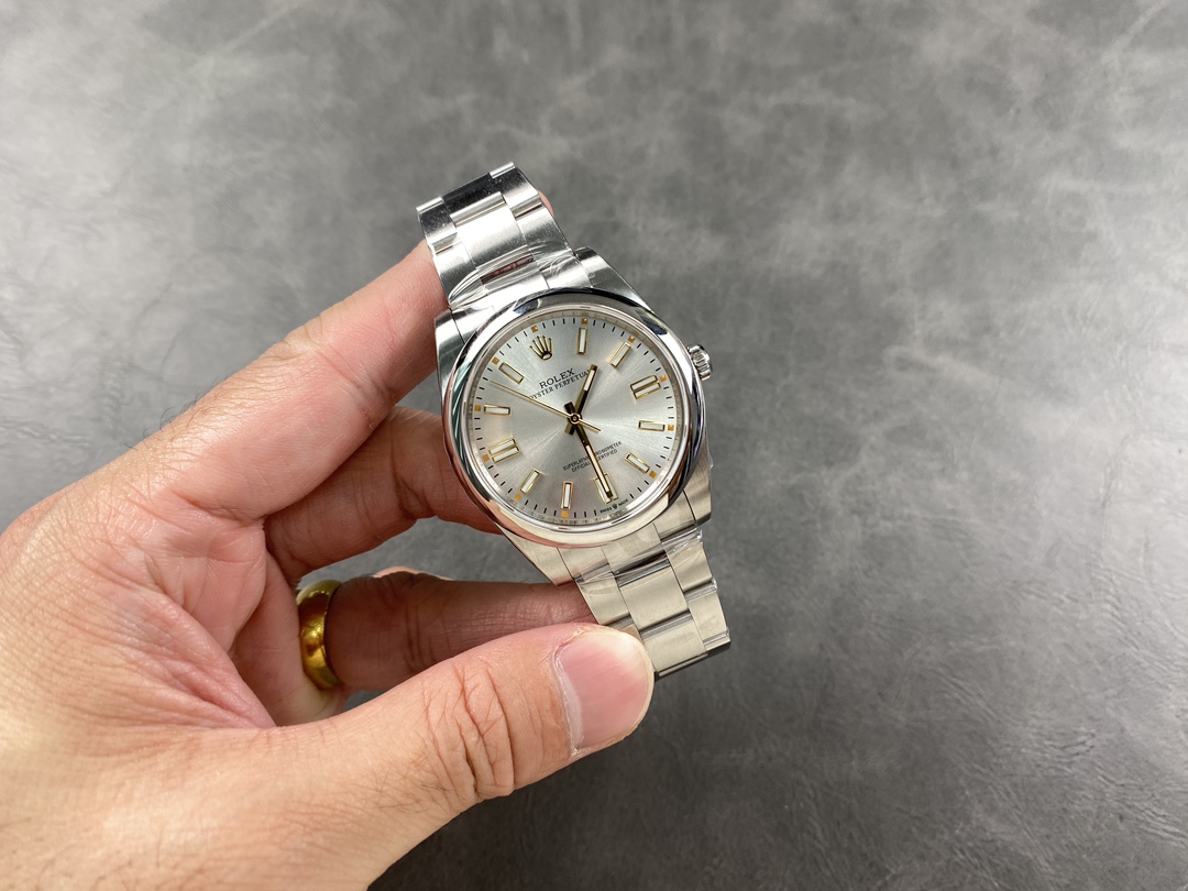 Rolex Oyster Perpetual 41mm Smooth Bezel Oyster Bracelet Silver Dial 124300 0001