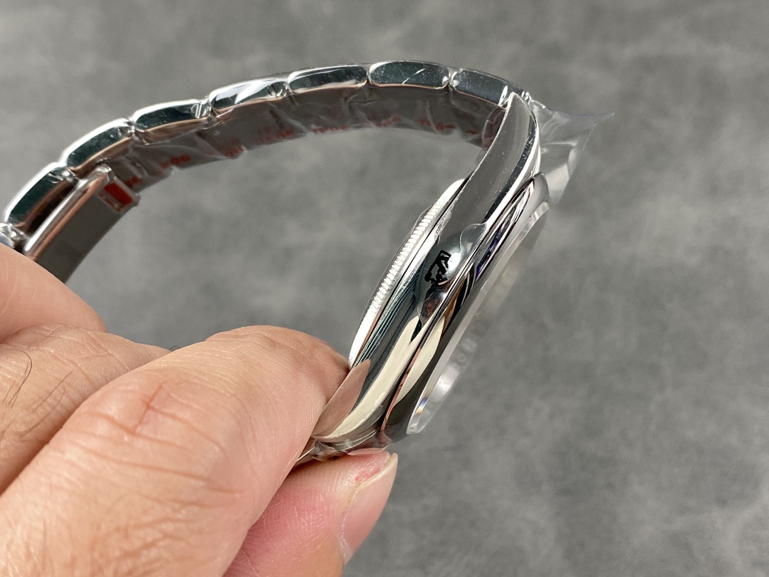 Rolex Oyster Perpetual 41mm Smooth Bezel Oyster Bracelet Silver Dial 124300 0001