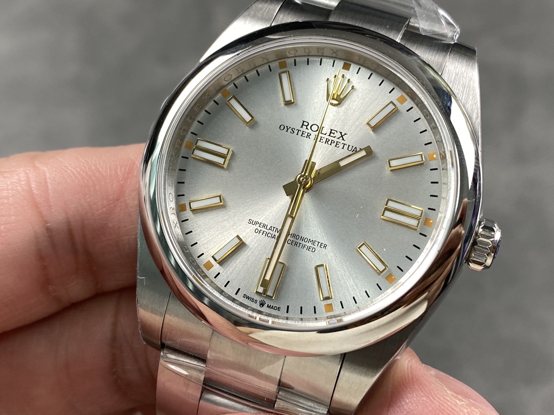 Rolex Oyster Perpetual 41mm Smooth Bezel Oyster Bracelet Silver Dial 124300 0001