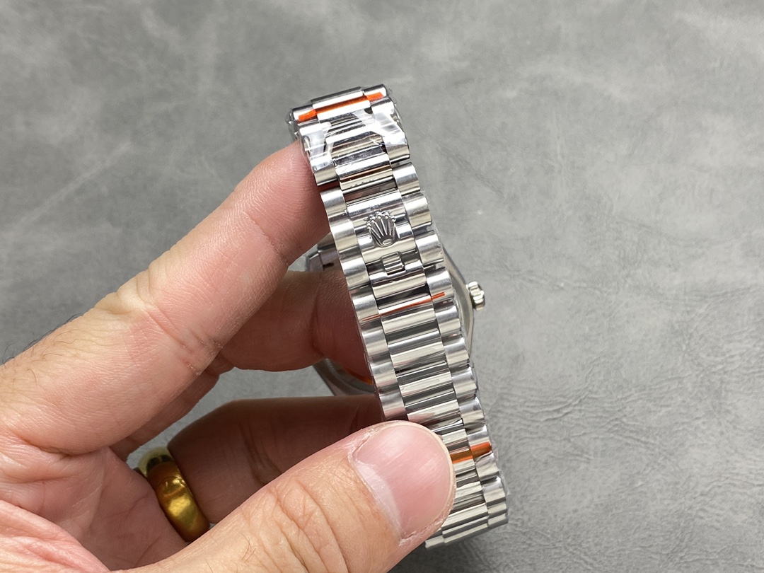 Rolex Day-Date 128239 Blue Ombre Diamond Dial 36MM Unisex Replica Watch