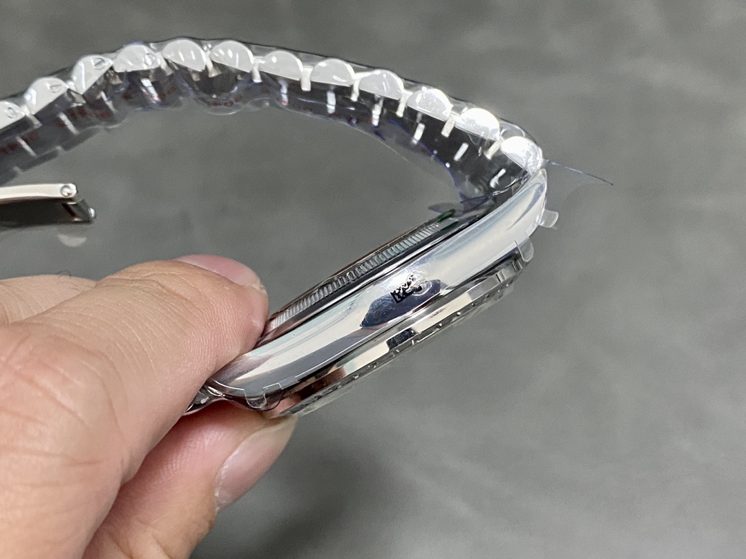 Rolex Day-Date 228396TBR Ice Blue Diamond Dial Diamond Bezel 40mm Mens Replica Watch