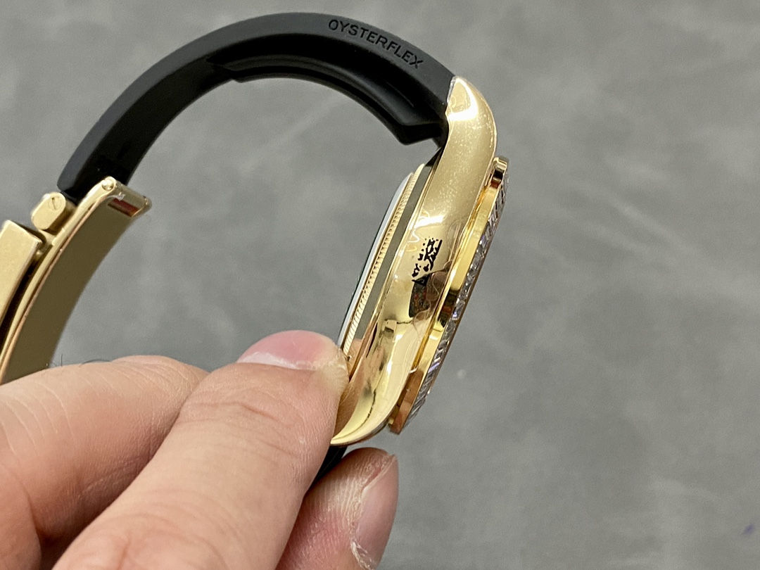 Rolex Cosmograph Daytona 116588 Yellow Gold Black Rubber Strap 40mm Mens Replica Watch