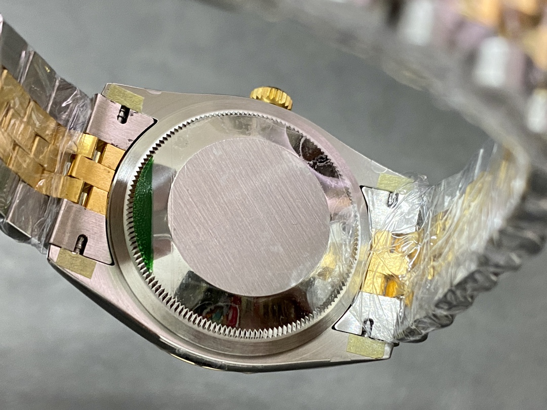 Rolex Datejust 126233 Champagne Diamond Dial Fluted Bezel 36MM Unisex Replica Watch