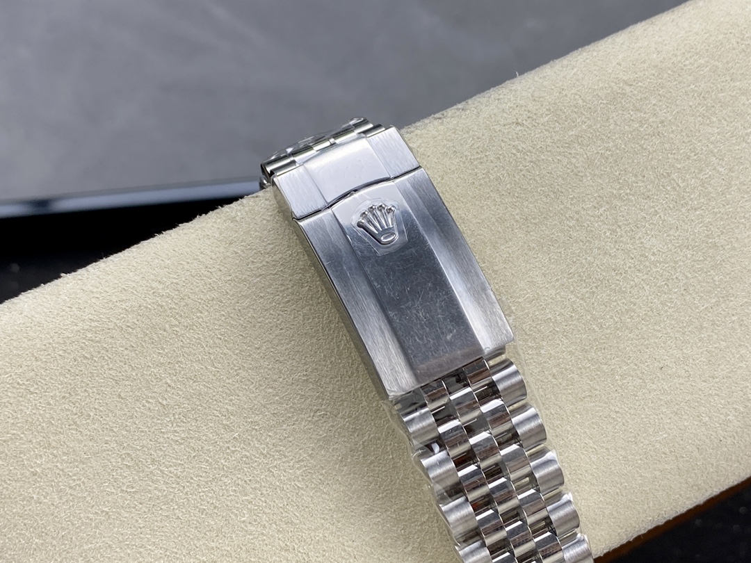 Rolex Datejust 41mm m126300 0004 Silver Stick DIal  Oystersteel Case Domed Bezel