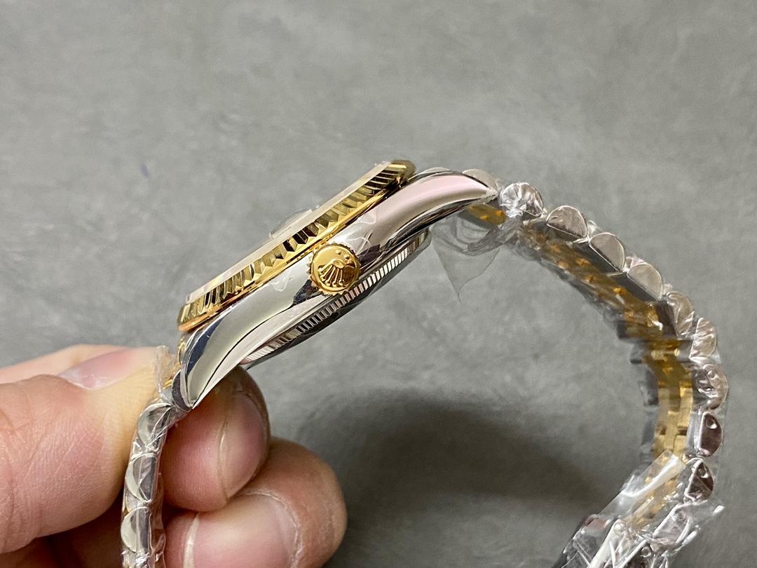 Rolex Datejust 126233 Champagne Diamond Dial Fluted Bezel 36MM Unisex Replica Watch