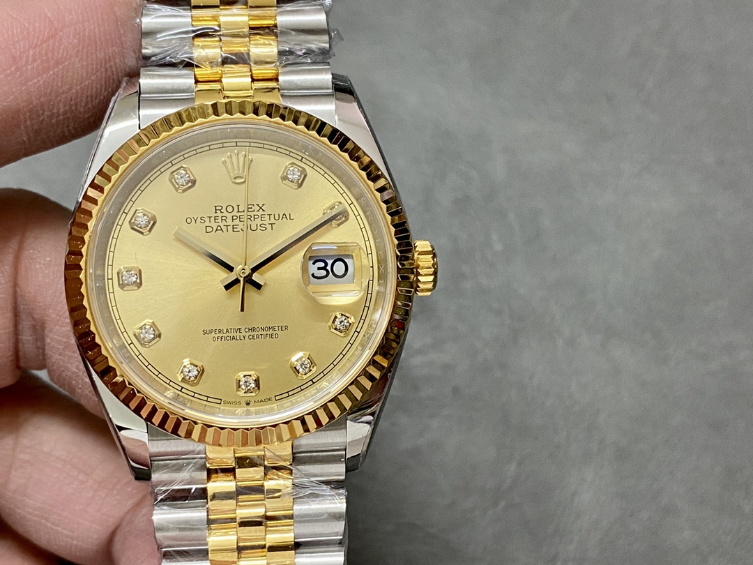 Rolex Datejust 126233 Champagne Diamond Dial Fluted Bezel 36MM Unisex Replica Watch
