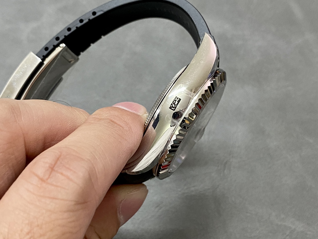 Rolex Sky Dweller 42mm 336239 Rubber Strap Green Dial Men's Watch